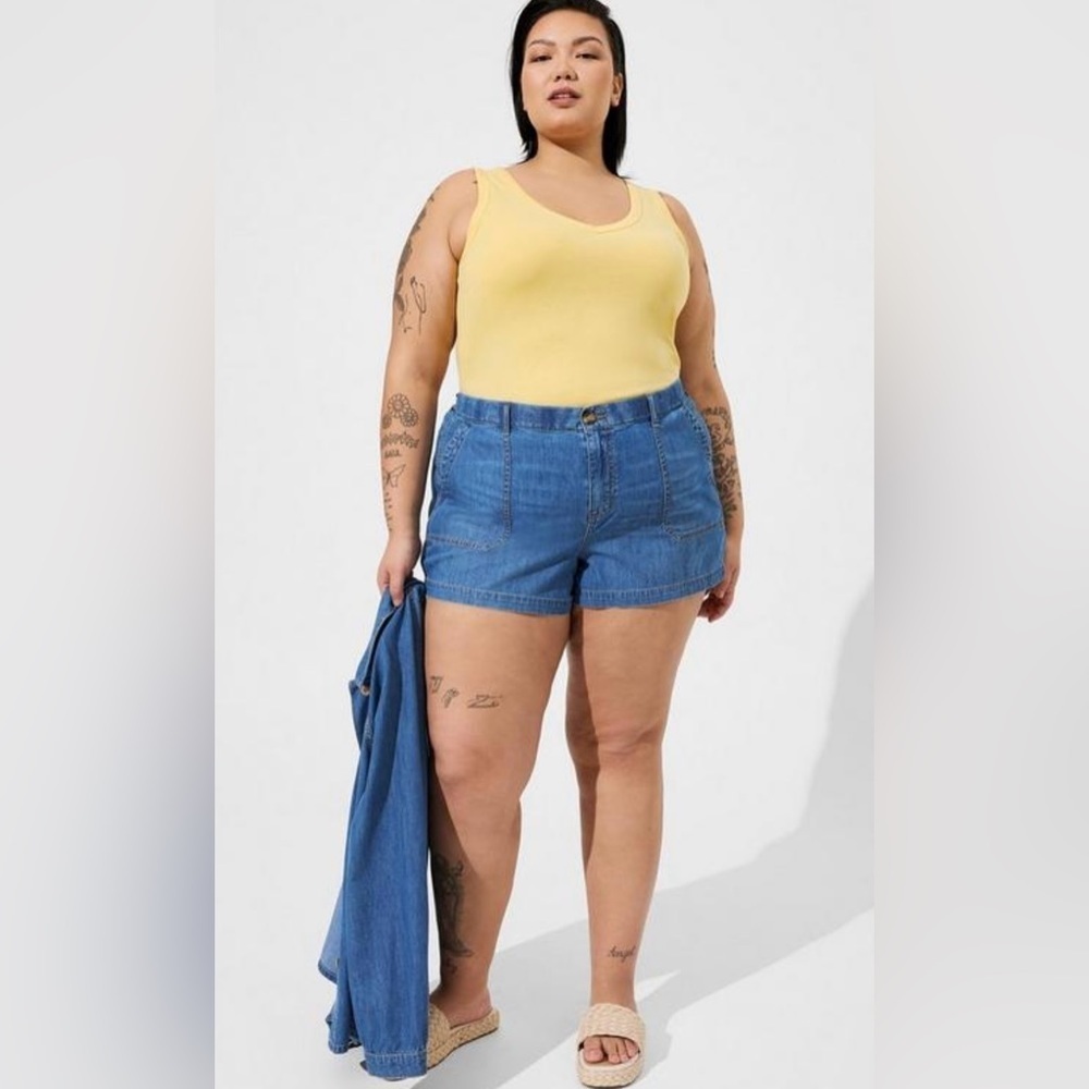 ✨Torrid Denim Shorts Plus Size Utility Pocket Blue Casual Comfy Size 24‎ NWT - Picture 2 of 6